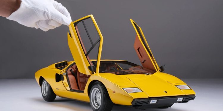 La réplique de la Lamborghini Countach LP400 arbore des portes en ciseaux et un rétroviseur à périscope.