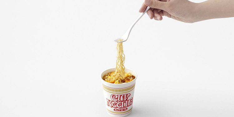 Nendo a conçu la fourchette ergonomique parfaite pour manger des nouilles en coupe.