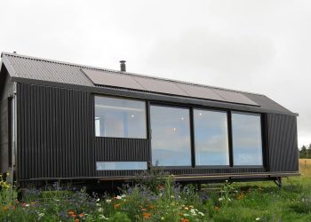 Une petite maison inspirée de Shed est prête à vous offrir un mode de vie rural confortable hors réseau.