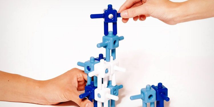 Ces briques de forme humaine s’emboîtent les unes dans les autres pour illustrer le pouvoir de l’unité.