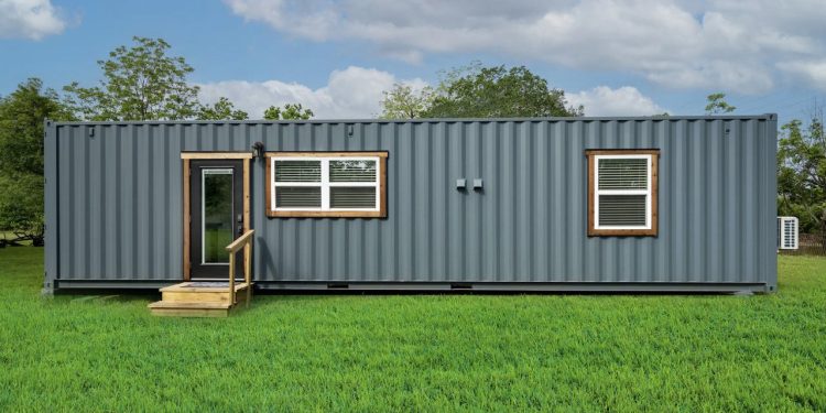 Cette petite maison basée sur un conteneur d’expédition présente un aménagement intéressant qui permet de gagner de l’espace.