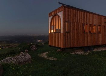 L’artisanat du bois de cette petite maison hors-réseau est son atout esthétique