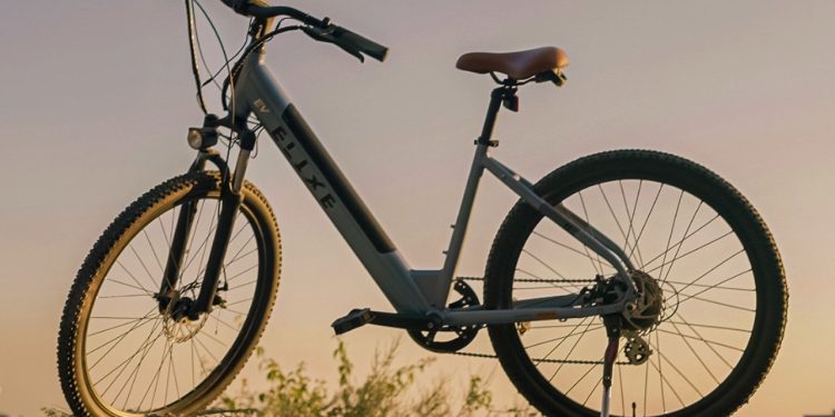 Avec une autonomie de 65 miles et un moteur de 500W, ce vélo électrique est parfait pour les routes et les terrains accidentés.