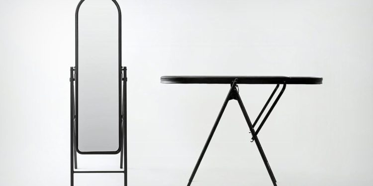 Ce miroir de sol absolument génial se transforme en planche à repasser pour gagner de la place.