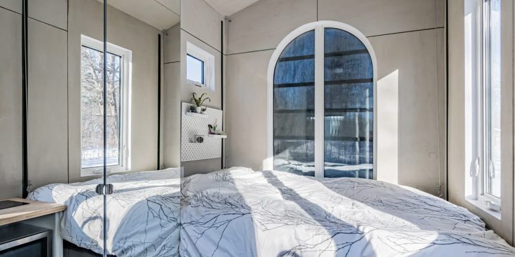 Cette petite maison avec lit surélevé transforme son intérieur en appuyant sur un bouton.