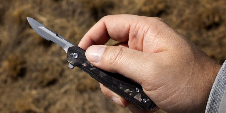 Couteau de poche tactique ultra-léger en titane : 1,3 once seulement