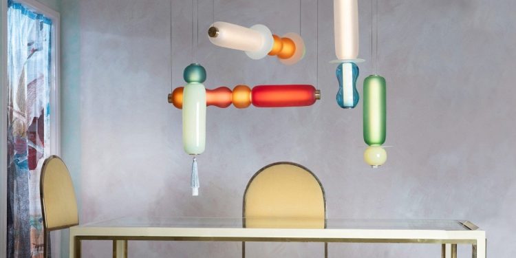 Des lampes suspendues sablées qui représentent l’art et la liberté et qui rehaussent n’importe quelle pièce