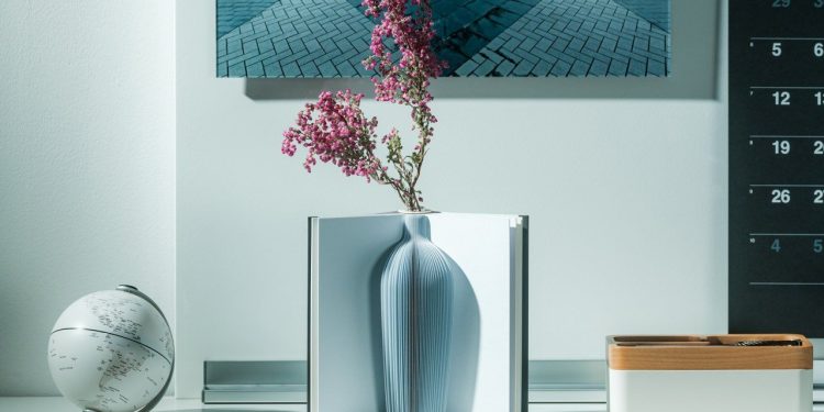 Des vases en 3D surgissent de ce livre pour ajouter des motifs géométriques minimaux à votre décoration d’intérieur.