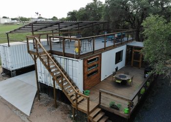 Découvrez ce Conteneur Maritime Trois Units : Un Tiny Home Spacieux avec Espaces Extérieurs et Design Sur-Mesure !