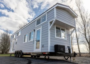 Découvrez cette Tiny Home de 34 Pieds qui Optimise Espace et Confort pour Accueillir Jusqu’à 8 Personnes !