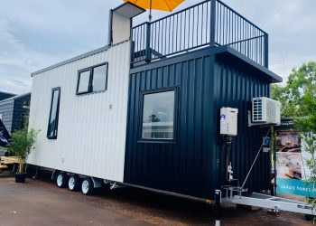 Découvrez cette Tiny House Moderne : L’Optimisation de l’Espace avec des Intérieurs Lumineux et un Lounge sur le Toit !
